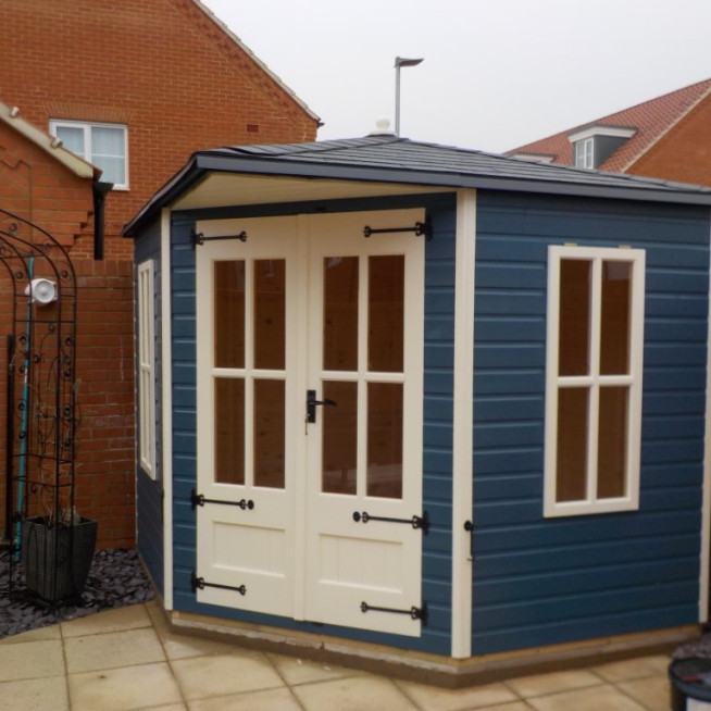 CORNER SUMMERHOUSE