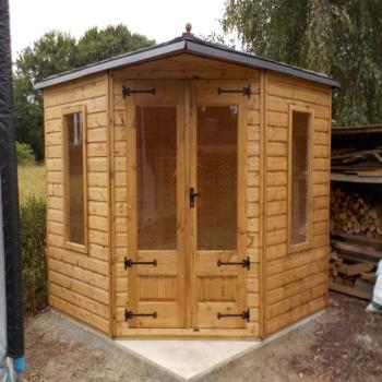 CORNER SUMMERHOUSE
